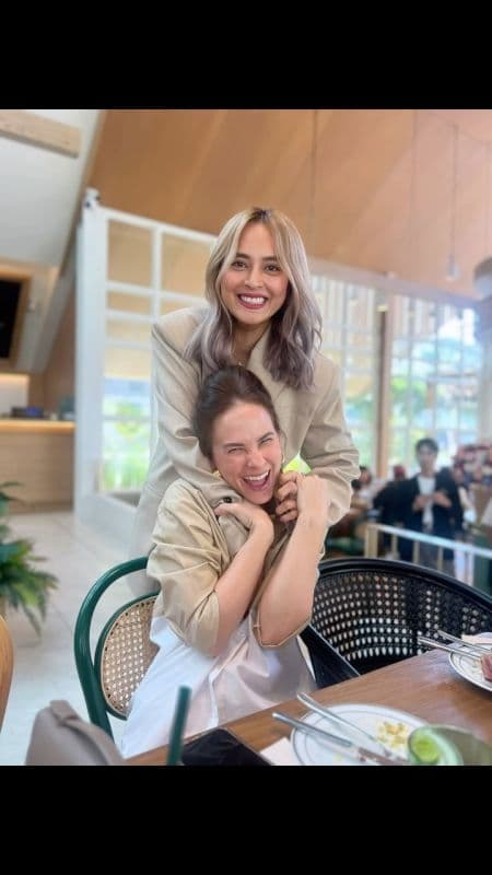 安妮·艾丽莎与珍妮·添蓬素万避而不见时期的相关画面