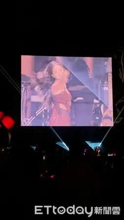 BLACKPINK演唱会Jisoo耳机问题特写甜美敬业笑容专业表现