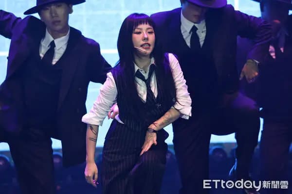 辉人首次品尝释迦果的照片