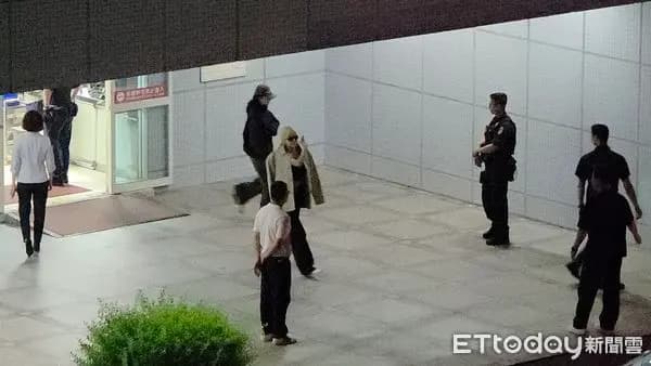 直擊/BLACKPINK深夜抵高雄!Lisa超萌探頭打招呼 Jennie全身黑現身