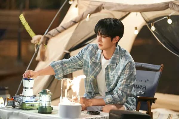 庭沼珉與崔宇植在《宇宙MARRY ME?》中假結婚成真愛的劇照