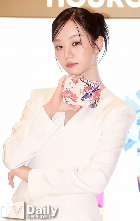 惠利出席Hourglass快闪店活动的造型照片