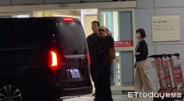 BLACKPINK Rosé小港机场暖心告别粉丝探头说掰掰