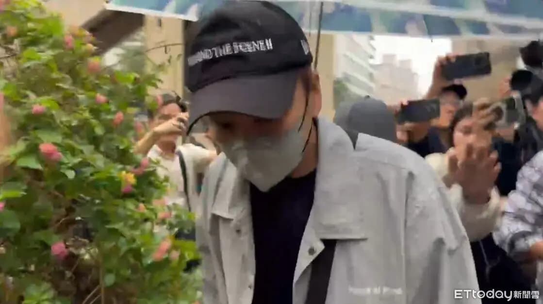 Energy張書偉複訊結束,快步上車離去