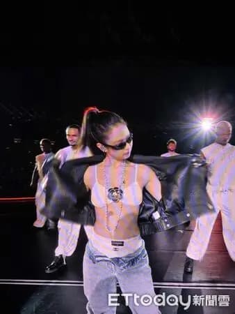 BLACKPINK高雄演唱会第二天Jennie霸气登场半脱外套辣照