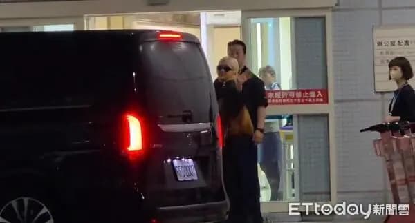 BLACKPINK成员机场离场 Rosé亲民挥手拜拜瞬间