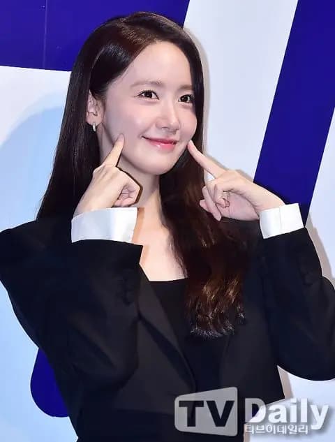 【影片】少女時代潤娥化身「甜美女主管」亮相聖水洞!俐落西裝短裙展現高雅氣場