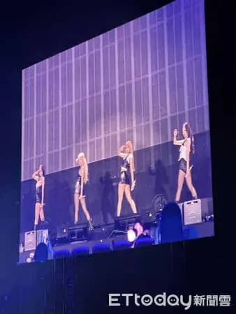 BLACKPINK晚20分開演破億神曲開場粉絲應援