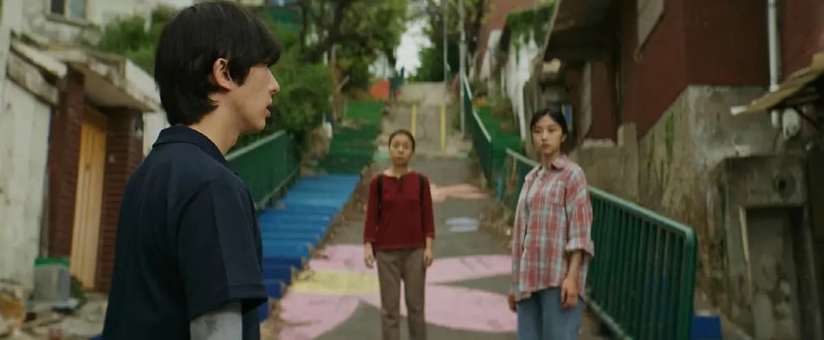 电影《我们的明天》剧照:一家人长途寻找失踪女儿的感人场景 © Indiground