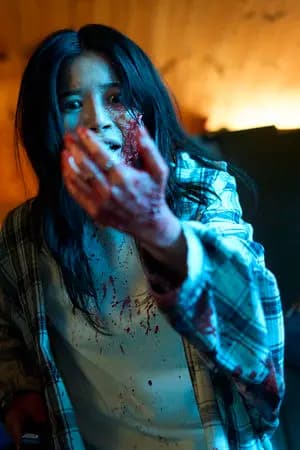 颂乐在《咒你》中展现惊悚演技的照片