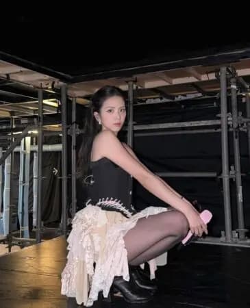 Jisoo在高雄世運場演唱會上的精彩演出畫面