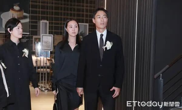 楊祐寧送別71歲父親 妻子長文悼念「公公在病床上從未抱怨」