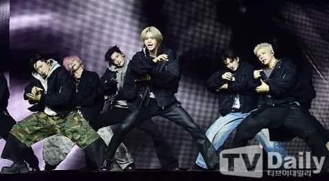 &TEAM成员在发表会上表演的舞台图