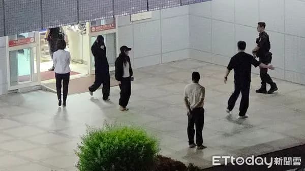 Jennie壓低帽緣走在最後