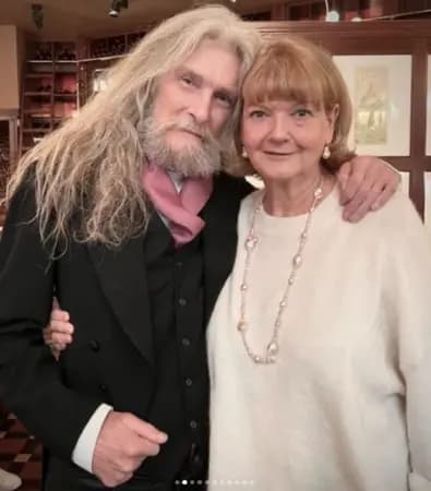 伯恩安德森和妹妹感情很好的圖片