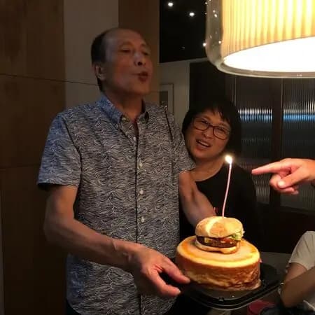 Melinda分享的公公臥病時依舊樂觀的照片