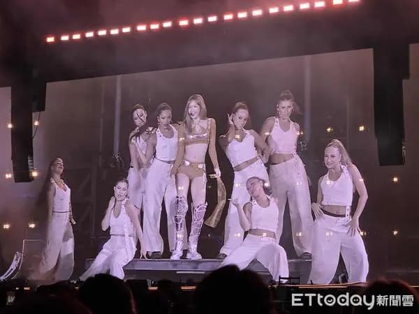 BLACKPINK高雄演唱会第二天Lisa舞台高潮瞬间,刷新多项票房纪录