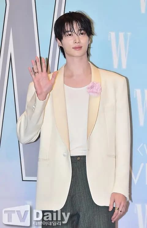 【影片】邊佑錫亮相《W Korea》乳癌公益活動,白西裝展現溫柔氣質、笑容暖化全場