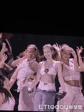 BLACKPINK高雄演唱会第二天Jennie连唱三首歌脱到只剩bra甜笑下台照