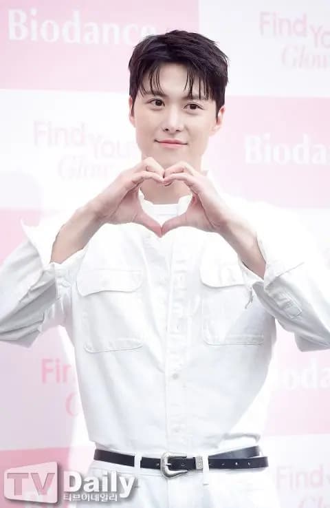 孔明(金東炫)出席首爾城東區聖水洞品牌活動現場照片(圖源:TVDaily)