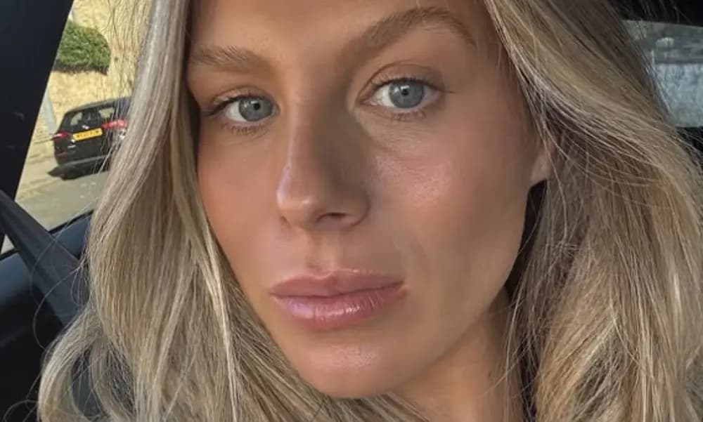 弗兰基·加夫产后怀抱新生儿照片