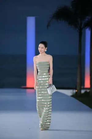 微博热搜话题“王耀庆贴脸开大钟楚曦”的截图