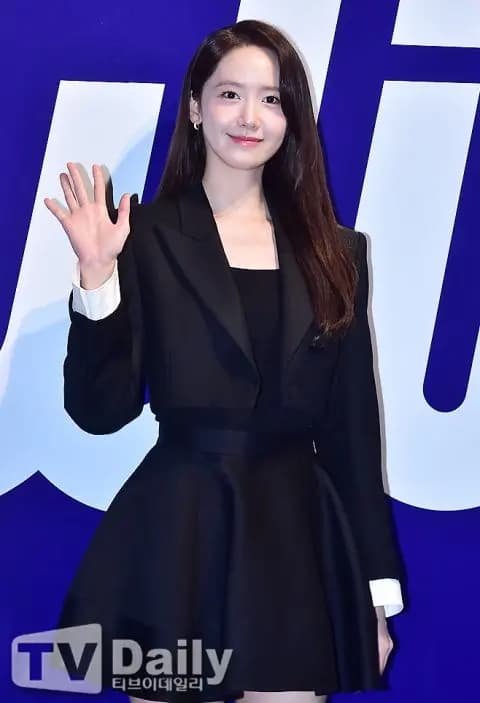 润娥圣水洞Pulio迪士尼快闪店甜美微笑拍照