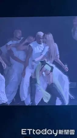 Lisa演唱Rockstar火辣造型,高雄世运演唱会转身翘臀辣照