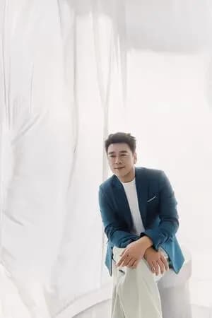 王耀庆在时尚直播活动中的主持现场照片