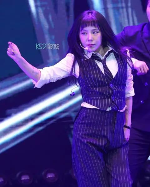 辉人指挥粉丝喊出活动主题OWHEECE