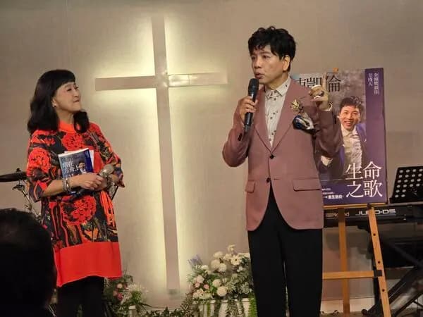 陳凱倫與好友馬妞在記者會上分享人生經歷