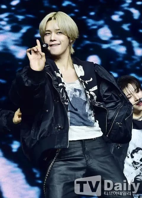 &TEAM成员K的舞台表演图