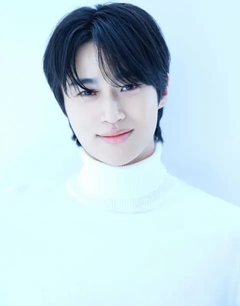 边佑锡VARO娱乐照片 背着善宰跑人气男星金唱片亮相