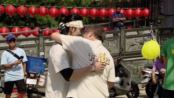 胡瓜為《綜藝大集合》豁出去了! 遭壓頭激吻男星「畫面全曝光」