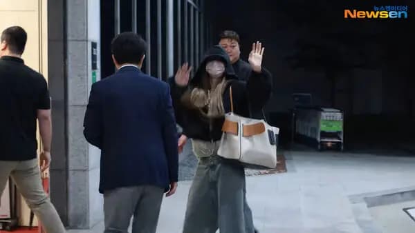 BLACKPINK成員抵達韓國機場時被媒體拍攝的畫面