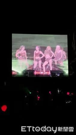 直擊/BLACKPINK唱到尾聲⋯Jisoo耳機出狀況!「比專業手勢」機智解決