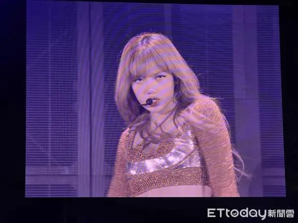 直擊/BLACKPINK辣翻!Lisa火辣戰袍換了「完美比例太猛」5萬人看傻