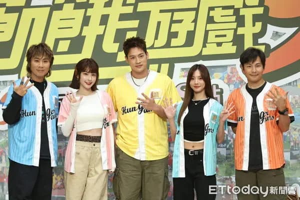 孫協志、王仁甫、許孟哲、蔡黃汝、峮峮出席《飢餓遊戲》九周年記者會的合照,記者林敬旻攝