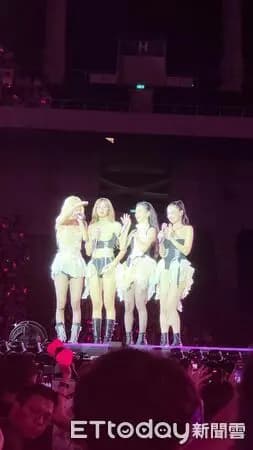 BLACKPINK高雄演唱会第二天Rosé solo表演Don't Know What to Do热烈氛围图