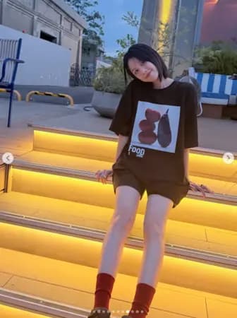 邵雨薇在社交平台分享的生活照展現高人氣