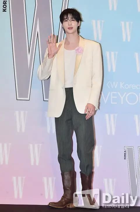 边佑锡在公益活动中向镜头比爱心的照片