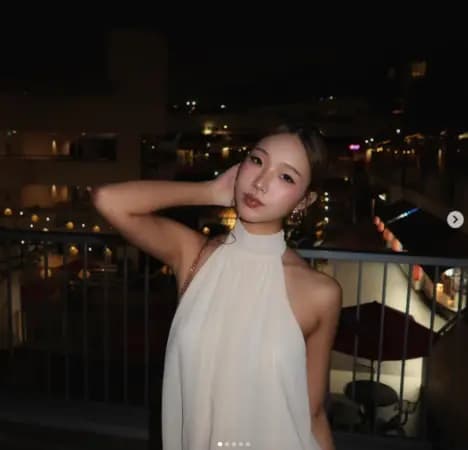 Elly中分低髻造型搭配金色耳环