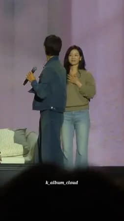 宋仲基粉丝见面会中听到女声,误以为导演组麦克风故障,结果是金智媛亲自到场