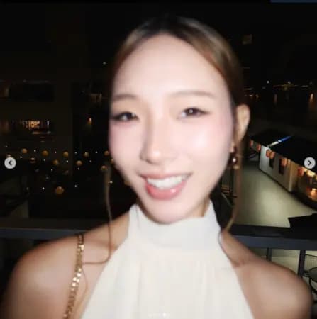 Elly上衣背面蝴蝶结束束露出美背