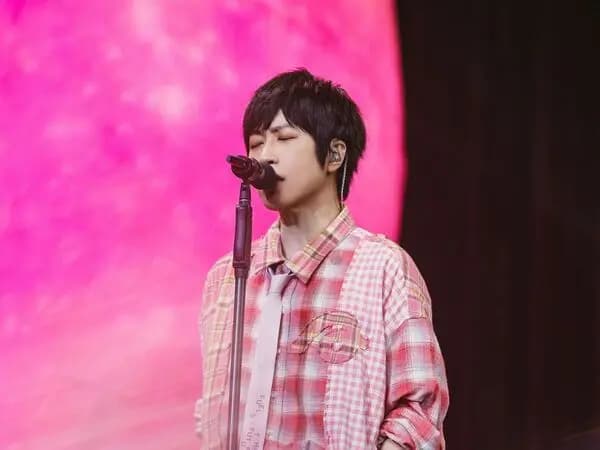 五月天阿信廈門演唱會後深夜直播的畫面,圖片來源為臉書相信音樂國際股份有限公司