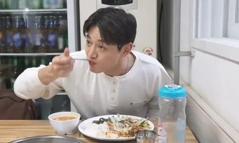 SHINee珉豪在韓式自助餐用餐畫面