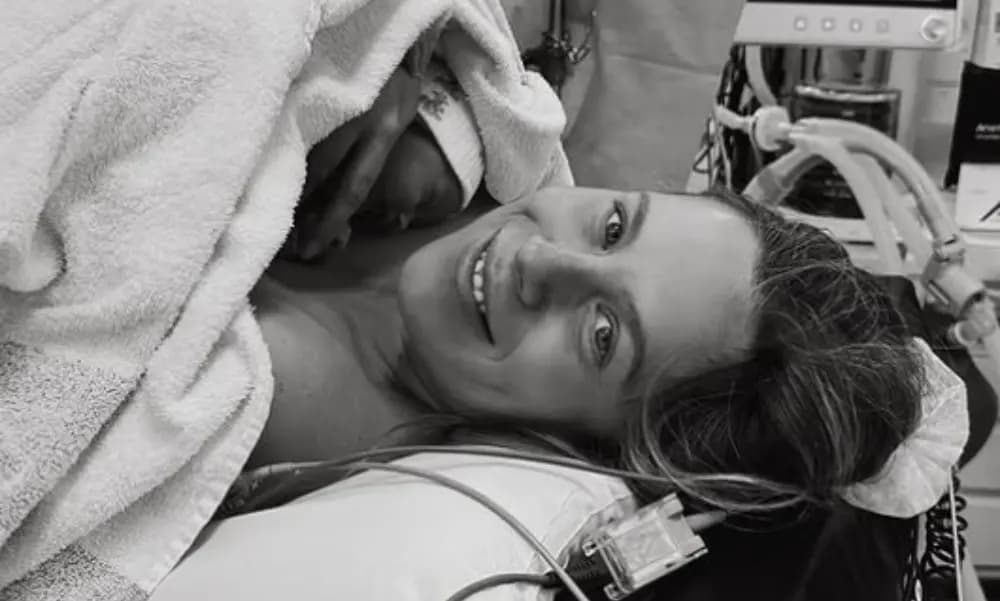 弗兰基·加夫与杰米·迪克森订婚照