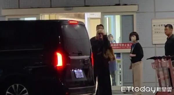 直擊/BLACKPINK離台!唱完世運直奔小港機場 Rosé親切探頭說掰掰