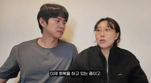 Lala与孙敏秀讲述日前紧急送医的情况(图片来源:YouTube/엔조이커플enjoycouple)