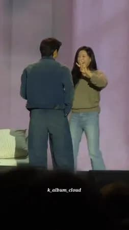 金智媛比YA手势现身宋仲基粉丝见面会,可爱模样引发全场欢呼